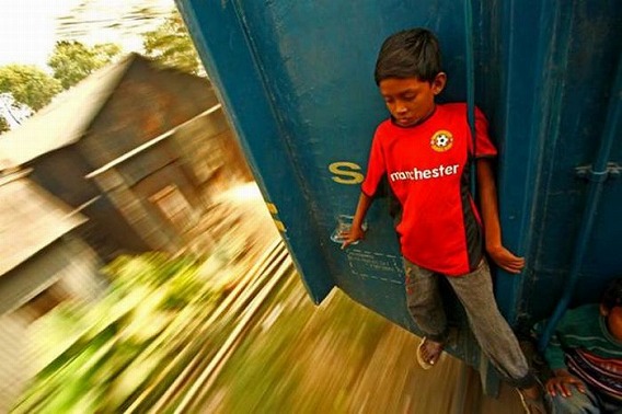 harrowing_bangladesh_train_hopping_images_09