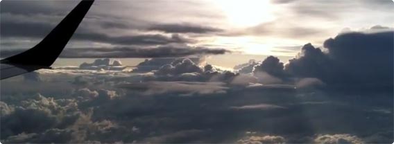 重なり合う雲の中の世界を堪能できる飛行機からの映像