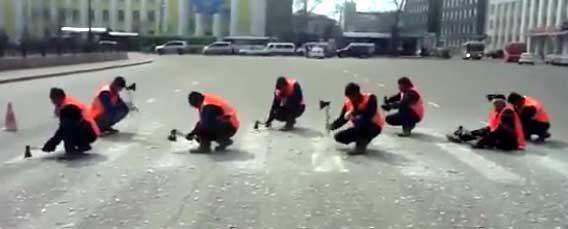 一方ロシアでは、作業員たちが斧を持ち一斉に横断歩道の白線削りをしていた