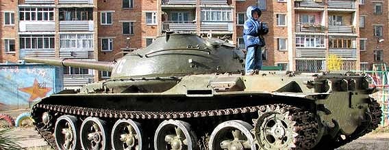 戦車が子どもたちの遊び場になってるぞ！廃棄された戦車が並ぶロシアの公園