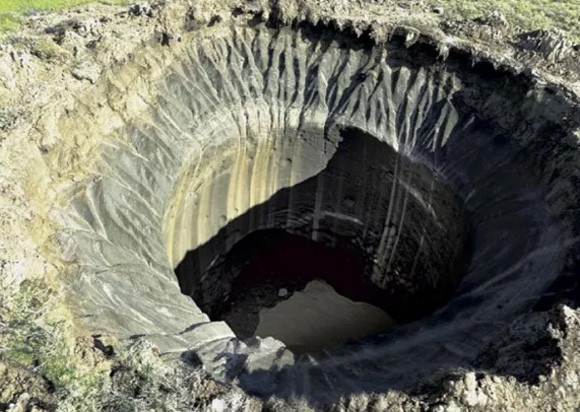 いったいなぜ？シベリアで発見された謎の巨大クレーター（ロシア）
