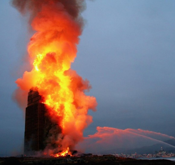 今年も記録更新。超巨大なジェンガに火をつけるノルウェー伝統の放火祭り「ヨンソク」