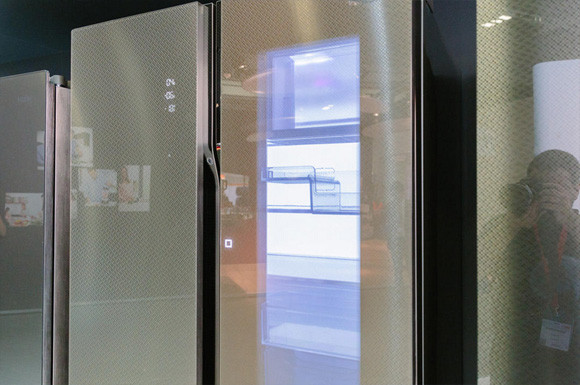 近づくと中身が透けて見える！シースルーな冷蔵庫が2016年販売予定