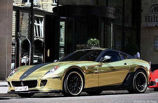 gold_ferrari_02