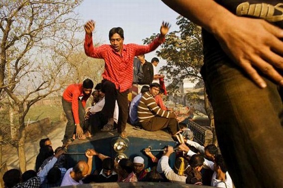 harrowing_bangladesh_train_hopping_images_11