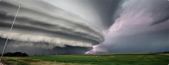 まるで映画のワンシーン。天変地異を感じさせる巨大な雲が地上を飲み込む瞬間映像