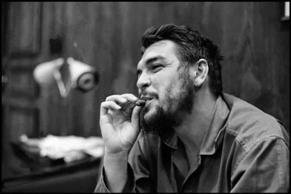 イケメンやわぁ～。キューバ革命を勝利に導いた歴史的革命家「チェ・ゲバラ 」、36歳当時の魅惑のポートレート（1964年）