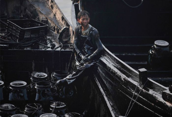 cleaning_dalian_harbor_15