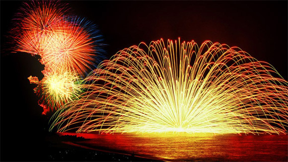 海に大輪の花開く。熊野大花火大会名物「海上自爆」の圧倒的美しさ