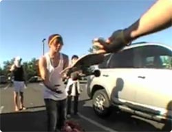 【猛暑】車に閉じ込められた2人の赤ちゃんを必死に救い出そうとする、スケートボーダー少年グループ