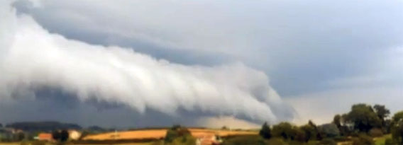 神の手?悪魔の手?フランスの上空に手の形をした雲が現れる