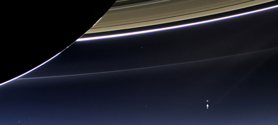 ごらん、地球がゴミのようだ。土星人目線で見る地球の姿