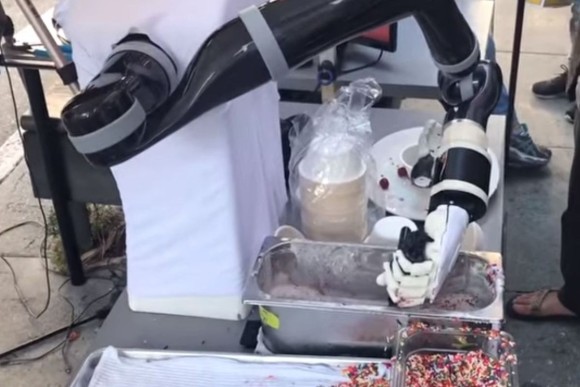 アイス、食べまっか？顔なしロボットが淡々とアイスを配るというシュールな光景（アメリカ）