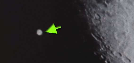 月のまわりを飛行していた巨大な円盤状のUFO