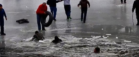 池に転落した男性を助けようとした人々が次々に転落してしまう（アメリカ）