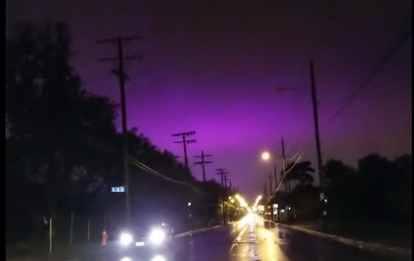 アメリカで目撃情報多発！夜空を紫色に染め上げる謎の光の正体は？