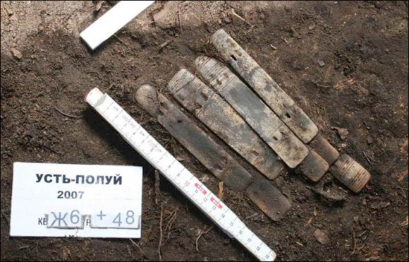 クマ信仰のある場所で、トナカイのツノでつくられた2000年以上前の甲冑のプレートが発見される（ロシア・シベリア）