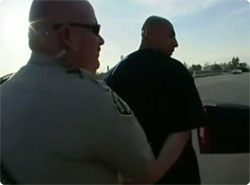 交通違反取締り中にまたしても・・・忙しいときはとことん忙しいアメリカのおまわりさん