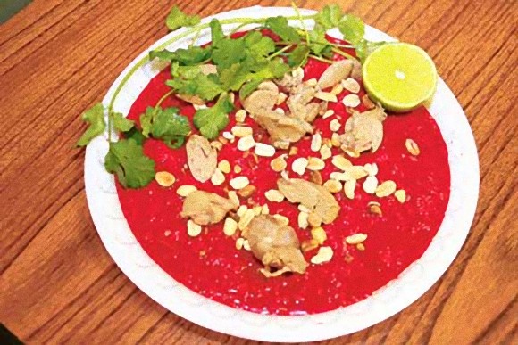 なあにトマトスープと思えば・・・ベトナム伝統の真っ赤な血のスープ「ティエット・カン」が海外で話題に