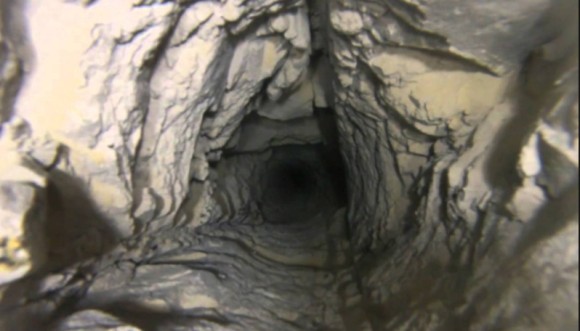 地球の秘密を見たようだ。井戸の深部はこうなっている！GoProカメラで井戸の奥深くまで撮影してみた。