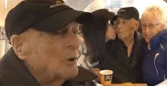 25年間マクドナルドで働いてきたおじいさん、100歳の誕生日をマクドナルドで祝う。（米マサチューセッツ州）