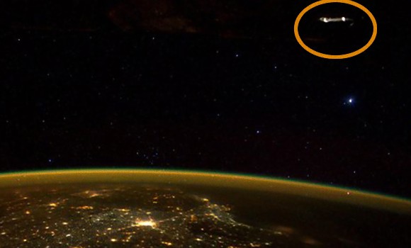 国際宇宙ステーションから送られてきた写真に写る謎のスティック状の光