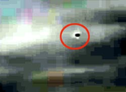 6月13日、岩手上空の曇り空の中を飛行していた未確認飛行物体