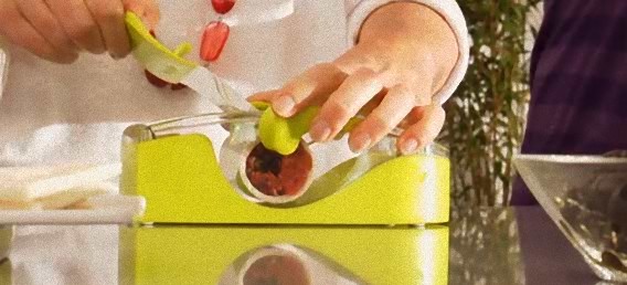 着眼点がまさにアメリカ。工作感覚でたのしく巻き寿司を作る器具「 Perfect Sushi Roll」