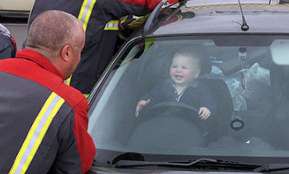 赤子が車のカギをロックしちゃって危機一髪！緊張した状態の中でも終始スマイルで消防士に癒しを与える（イギリス）