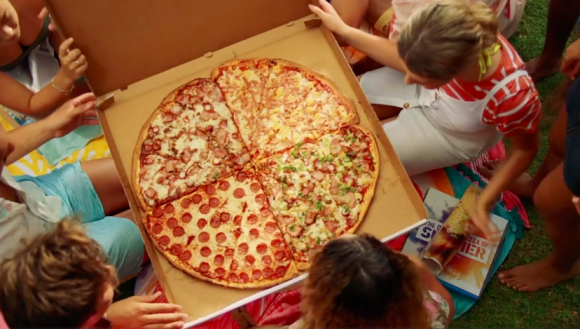 ドミノピザ、巨大すぎて配達できないピザをオーストラリアで限定販売