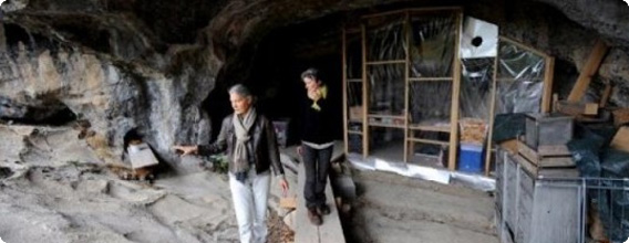【動画】電磁波から逃れる為に洞窟の中で暮らす「電磁波恐怖症」の女性たち（フランス）
