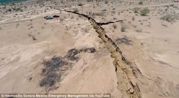 地球にヒビ？　現地メキシコでは大騒ぎ、突如地面を引き裂いた巨大な亀裂。