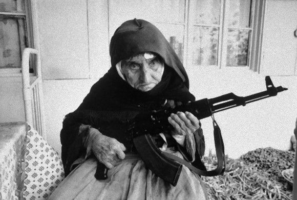 ハンドバッグでネオナチをぶんなぐる女性、AK-47で身を守るおばあちゃん。世界のすごい女性たちの9の報道写真