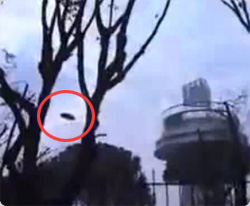 カザフスタンの発電所に昼間現れたUFO、方向転換をし、ありえない速度で消え去る