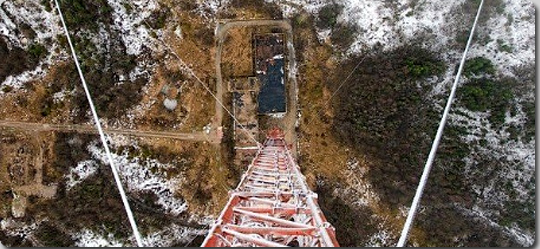 廃墟化した世界のバカでかい建造物