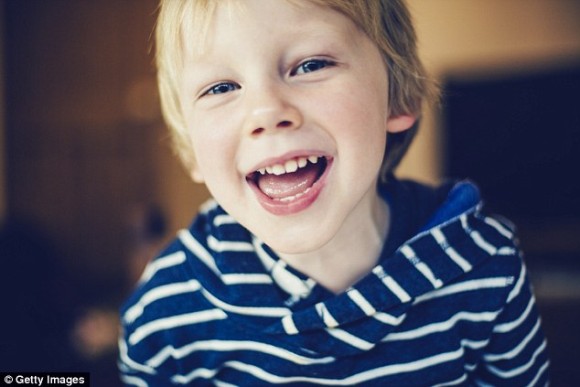 子どもは本当の笑顔なのか偽の笑顔なのかを見抜くことができる（英・独共同研究）