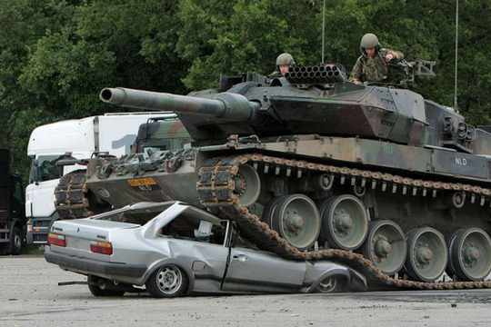 tank_vs_car_02