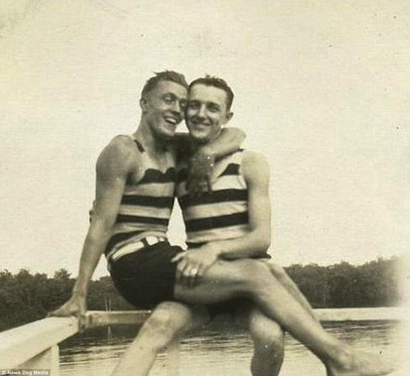 100年以上前のラブなボーイズたちの貴重な写真