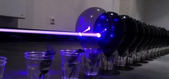 黒い風船100個を並べて青いレーザー光線で一気に割っていく！なんかかっこいい！