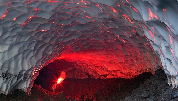 驚くべき神秘的光景、火山から流れ出た温水で氷河に形成された、Mutnovsky火山氷の洞窟（ロシア　カムチャッカ半島）