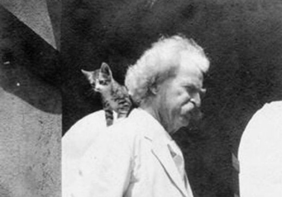 「トム・ソーヤーの冒険」の著者、マーク・トウェインは誰よりも猫を愛した。トウェインと彼の愛した猫たちの写真