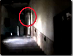 廃墟となった建物の階段から降りてくる少年の霊