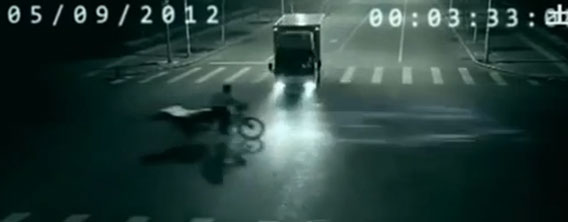自転車ごとテレポーテーションする男性、この映像の真相を探る