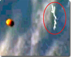 使徒襲来？スペースシャトルから廃棄された燃料タンクを追いかける謎の物体