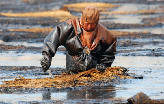 cleaning_dalian_harbor_01