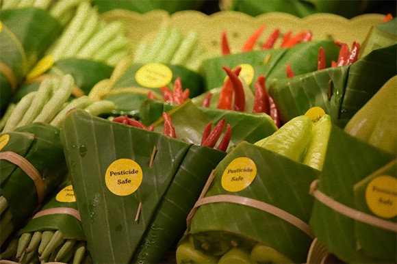 野菜を包むビニール袋をバナナの葉に変更。プラスチックゴミ削減を目指すタイやベトナムのスーパーの試み
