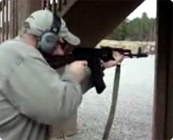 ブルガリア製アサルトライフル「AK-74」の性能を試すために機関部に土を入れてみた