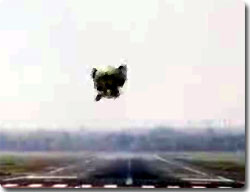 飛行場に降り立つ、謎の・・・