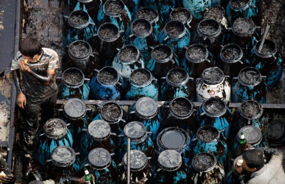 cleaning_dalian_harbor_07