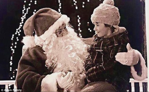 聴覚障害を患う6歳の少女にサンタが手話で話しかける感動のメリークリスマス！